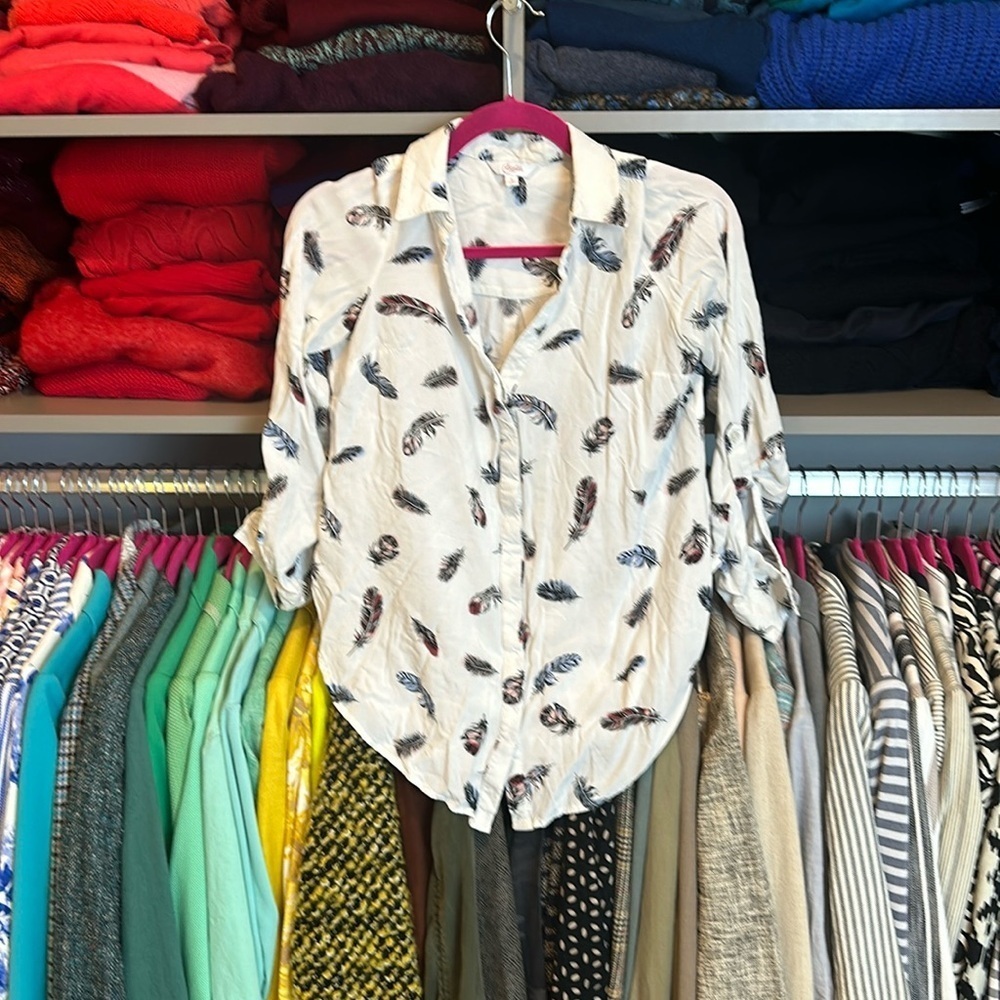 Candie’s white with leaf pattern 3/4 quarter length sleeve v neck shirt size S